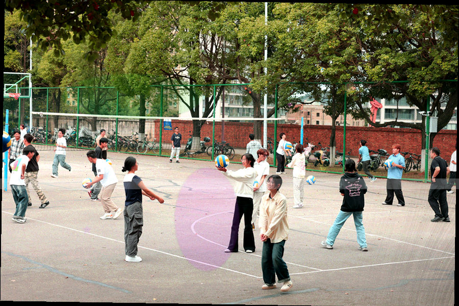 室内篮球馆木地板与顶灯剪影，橙红色环境光，画面无人像